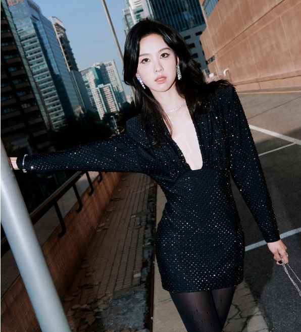 陈都灵：深V黑丝长腿演绎霸道女总裁风范

说起陈都灵，大家以往可能更多记得她清纯