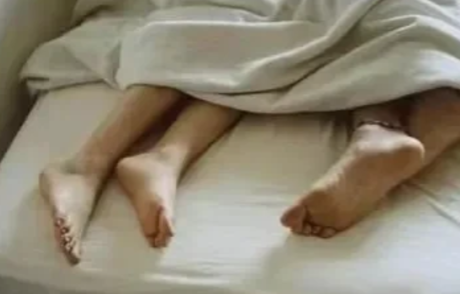 山东淄博，一女子和情人去酒店开房，丈夫察觉妻子描眉画眼的有猫腻，就偷偷跟踪到酒店