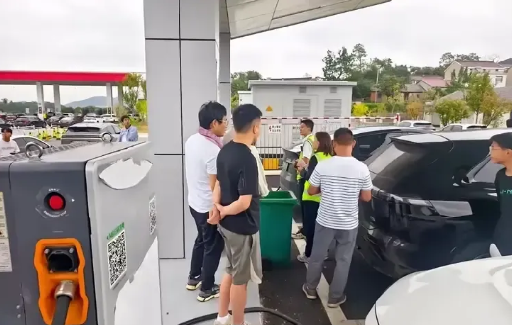 一男子爆料，一大姐在高速服务区充电，竟然在多人排队的情况下，还执意要充满。众人拦