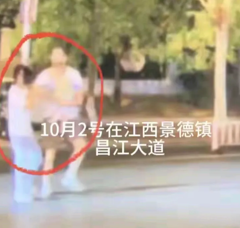 江西景德镇，一年轻男子与女朋友吵架后情绪失控，开快车泄愤。车速过快，撞飞一家三口