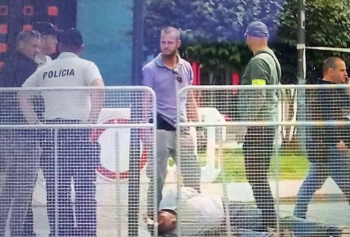 身中多枪，不立马宣布死亡，搁那假装抢救，浪费公帑，一定是为了压舆论吧？

斯洛伐