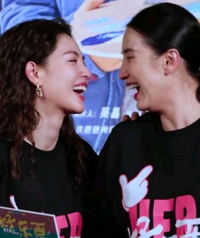 钟楚曦最后竟然瞥了一眼宋佳，眼里全是戏￼￼
娱乐圈果真都是演技派￼
不过两位都是