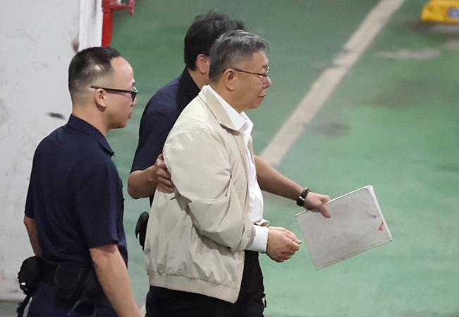 柯文哲被关，刺激台湾民众反思：台湾真的是民主、自由、法治的社会？连民进党创党元老