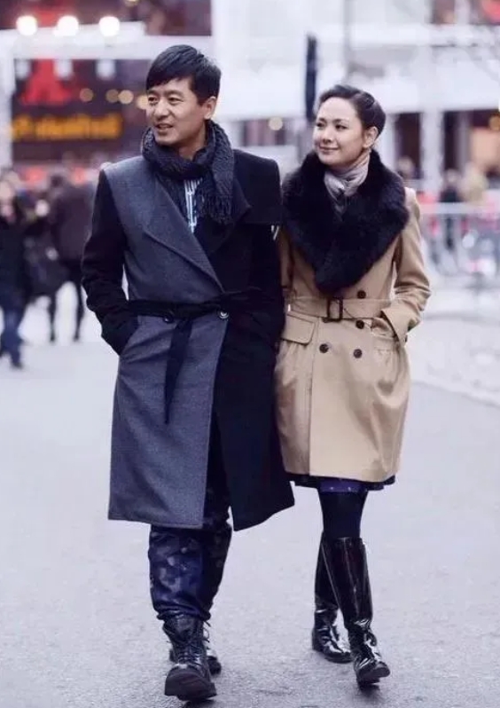 他们是最美的农村明星夫妻，两个人成功的跨越阶级，从农民变身到上流阶层，两个人挽着