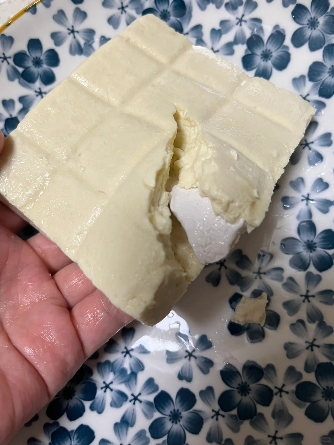 在豆腐里发现了科技
这白白的一坨是什什么科技？看上去像石膏，又像是抹墙的白石灰？