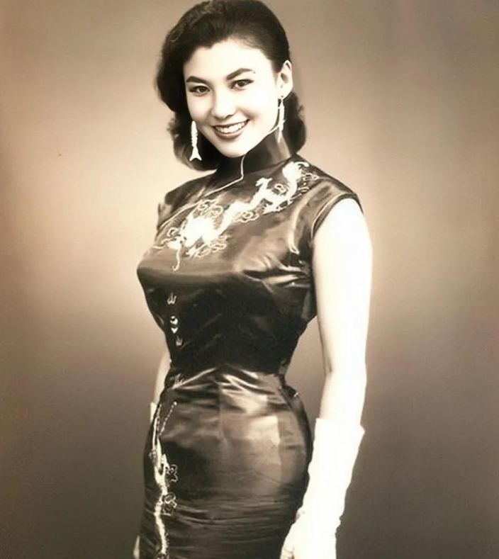 1976年，台湾著名女星张仲文的珍贵照片。镜头下的她身穿旗袍，五官立体，身材姣好