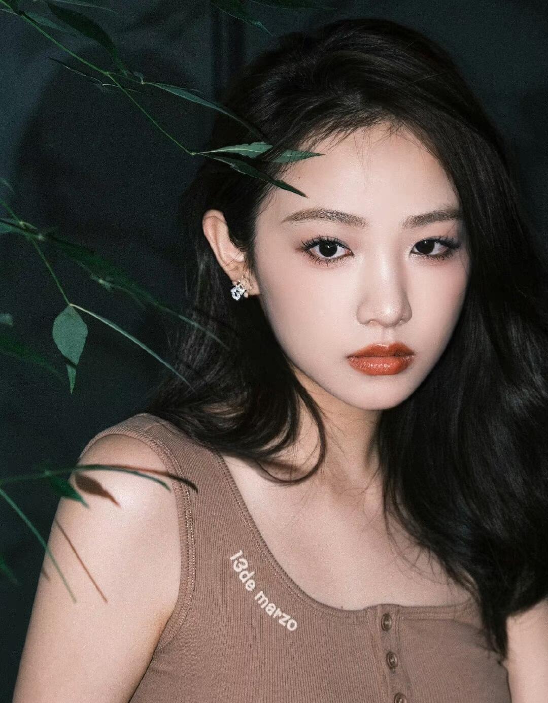 吴佳怡——轻描淡写间绘就时尚新章