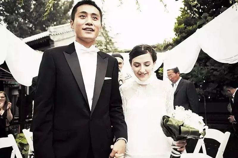 明星的“跨国婚姻”：这对中法夫妇双向救赎、甜度爆表，网友直呼“磕到了”！