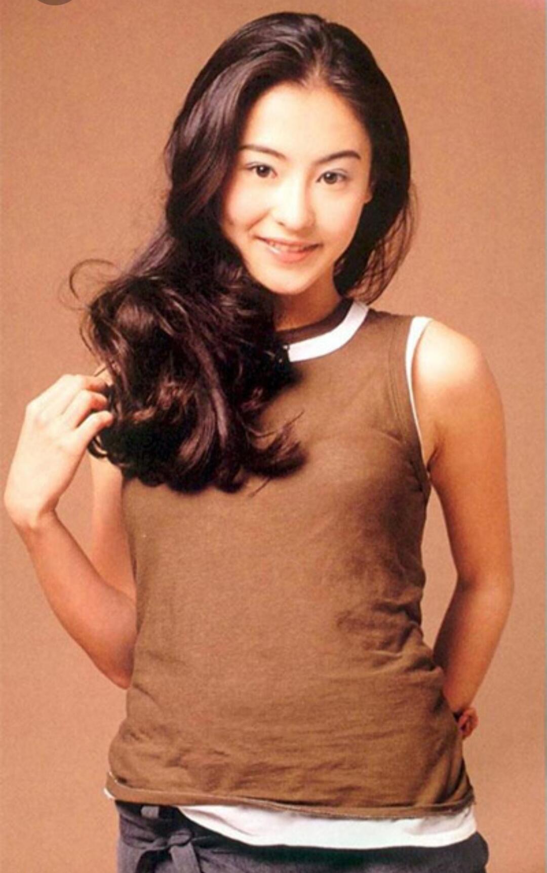 44岁张柏芝和小儿子现身街头腰间赘肉抢镜