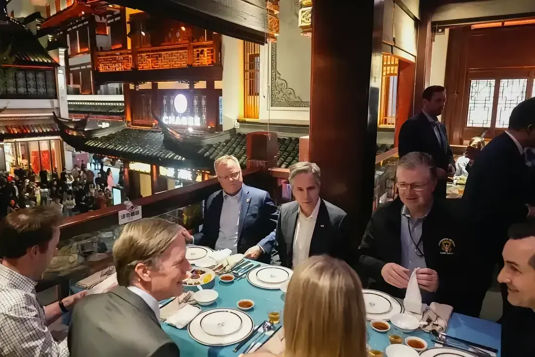 可惜了！肉包子打狗，有去无回。
布林肯赞叹道：“这夜景真是美极了！还有这包子，味