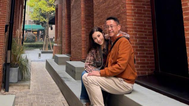 李嘉欣发文晒照撒狗粮，与老公国外滑雪脸冻通红，许晋亨满脸宠溺