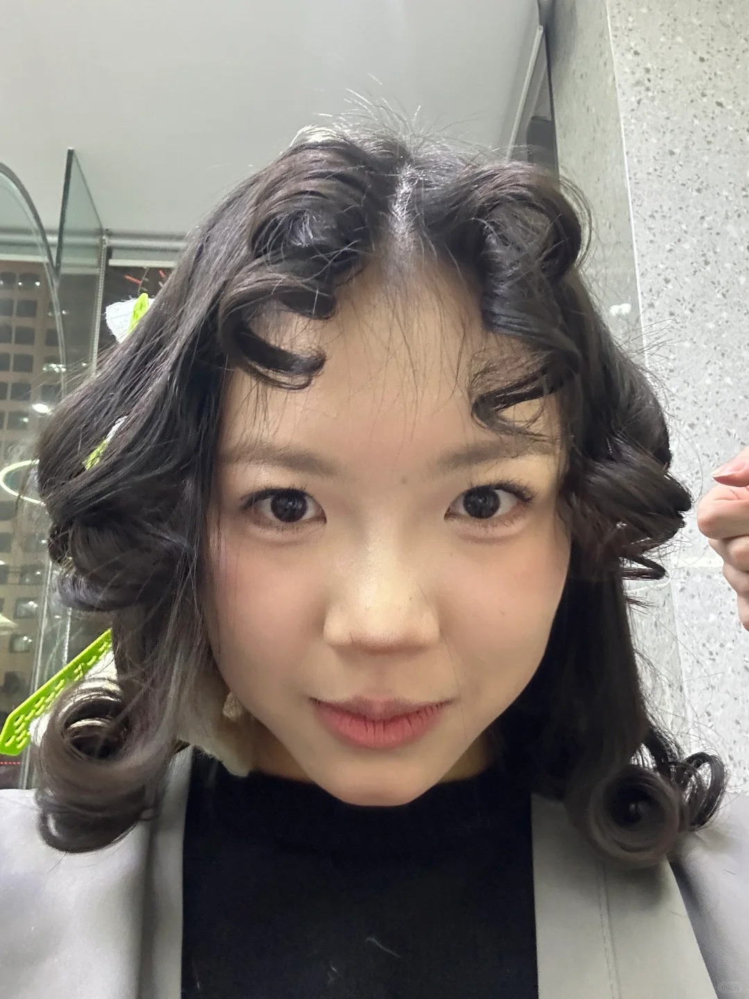 烫发…悬着的心终于死了
姐妹们，理发师刚给我拆掉那一刻我真是气笑了但是他极力安慰