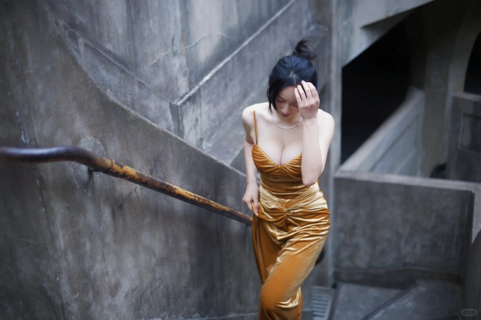 不敢发朋友圈系列
灰色的烟雾模糊了星球，世界还剩一些影影绰绰的温柔