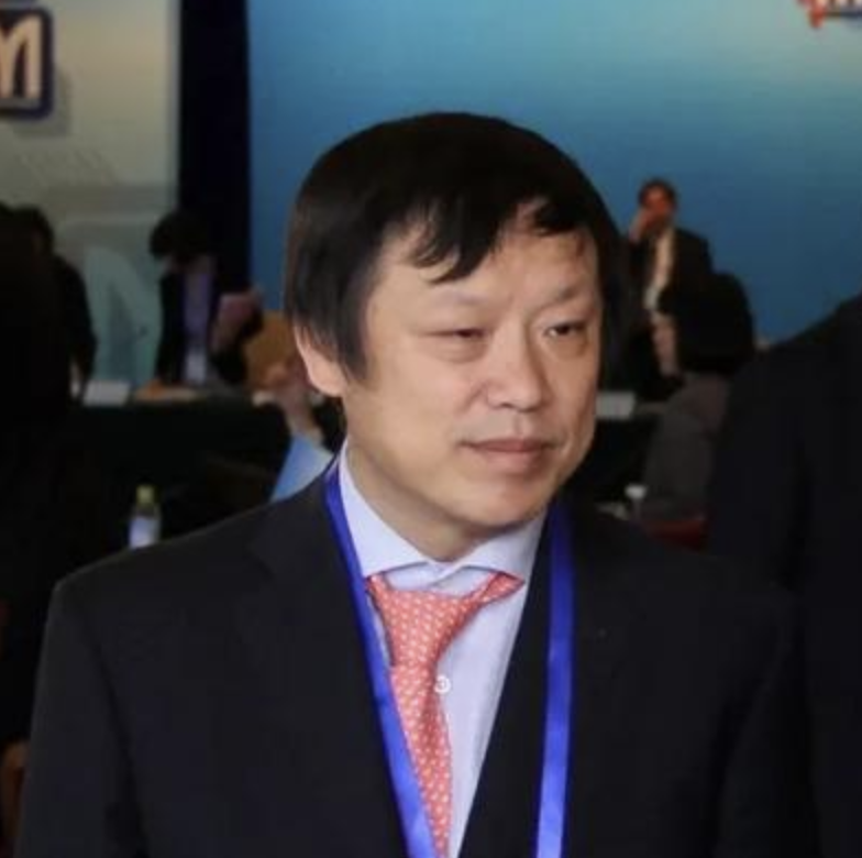胡锡进对拥有外交豁免权的北京大妈很同情，看到大妈道歉后，主动站出来为大妈说话，在