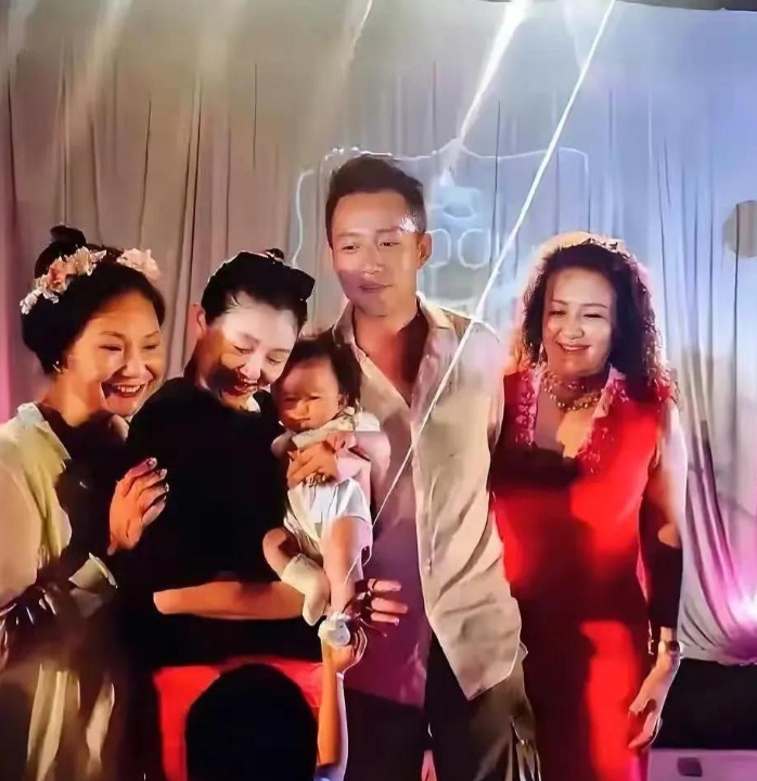 十年前小玥儿百日宴上两家人抢着抱娃的温馨画面还历历在目，如今却只剩孩子站在风暴中