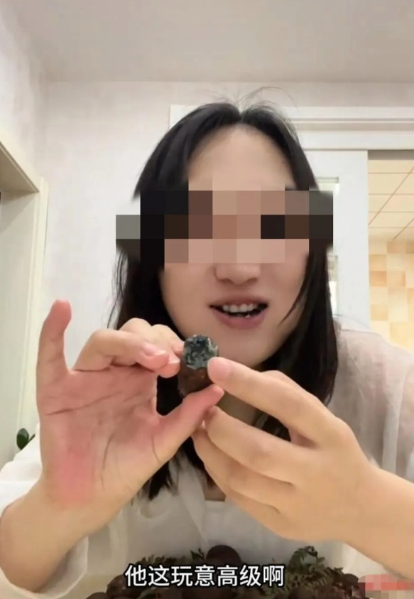 近日，一拥有70万粉的网红生食见手青的视频，引起网友争议。
       所谓“