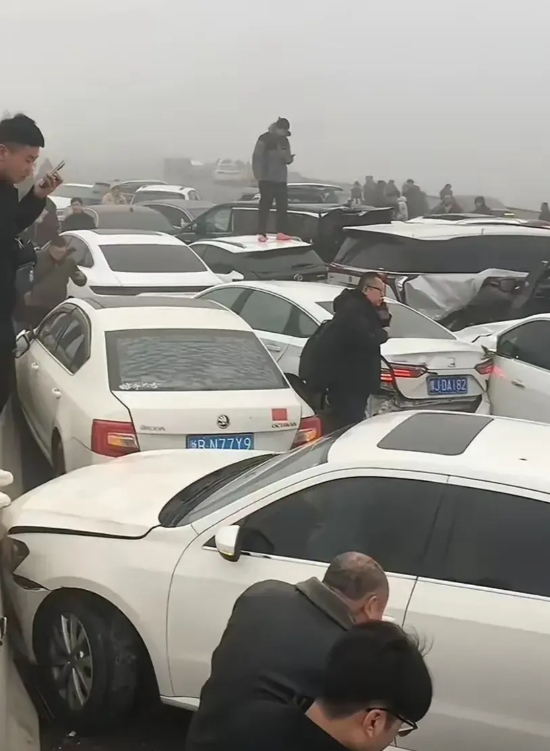 河南高速多车相撞，为何一辆也刹不住？其实原因很简单:
最开始只是一起车祸，两车追