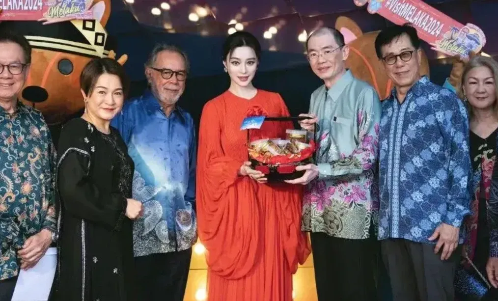 43岁范冰冰香港过中秋，穿新中式美如画中仙，不愧是东方美人第一人！（范冰冰在香港两年）-第4张图片-九妖电影