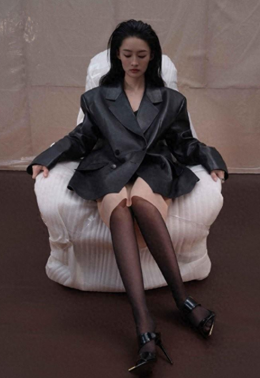 文艺美女李沁，很酷的高冷风