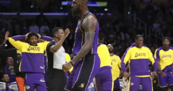 根据NBA周四的官方消息，洛杉矶湖人队的核心球员勒布朗·詹姆斯将第21次入选全明