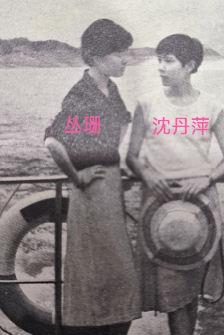 这是1985年的电影演员们，正在举办一个游艇招待会，时值上影建厂三十五年。正当红