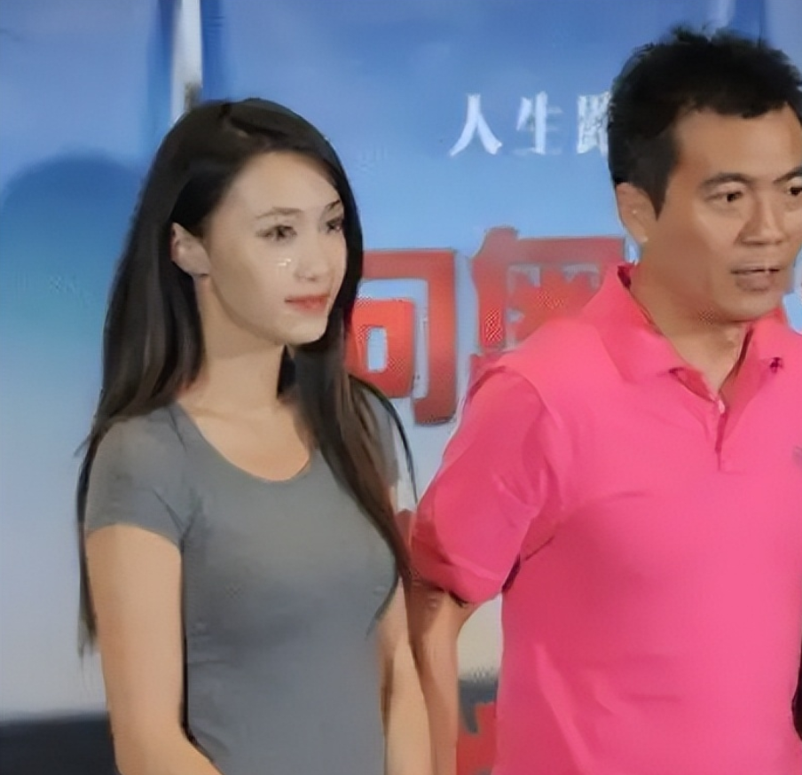2006年，黄健翔在太太孙颖做完乳腺癌手术后立即提出离婚，孙颖泪流满面地质问：“