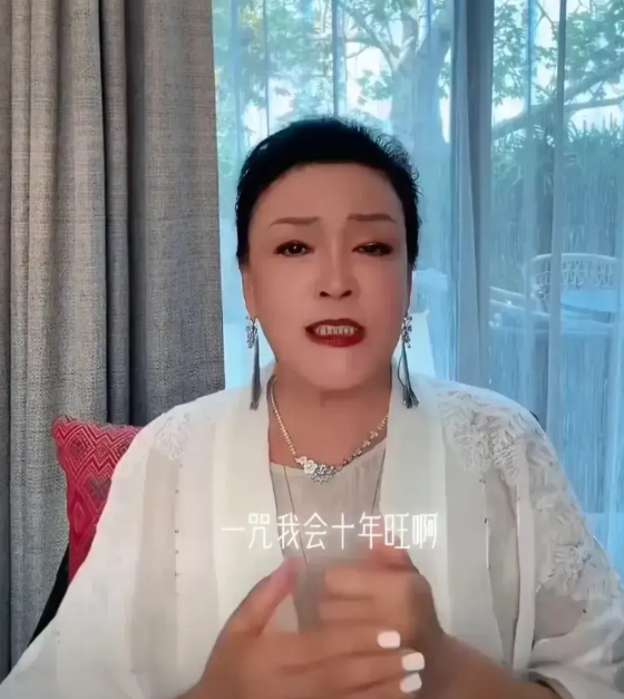 张兰真是拎不清，越是关键时候越帮倒忙！
就包机这个事，你在没有跟汪小菲核实的情况