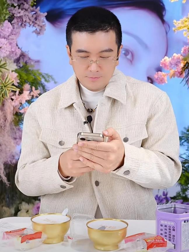 杨子离婚后首次直播，人气很高，他直播中回应了离婚后三个问题！
第一:孩子目前跟着