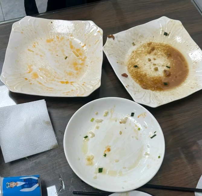 我嫂子这事儿做得可真让人无语。就因为加班回来我妈没给她留饭，她竟然带着孩子回娘家