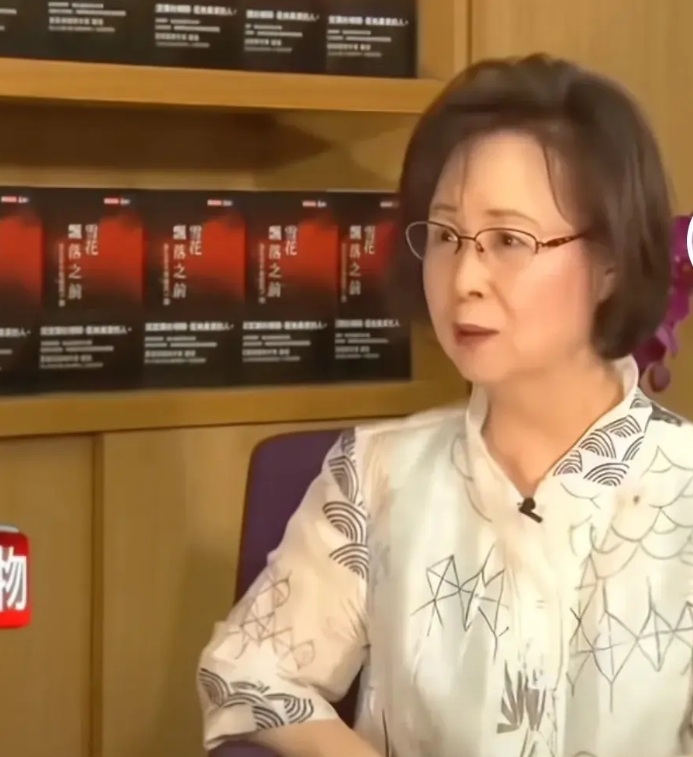 琼瑶说我的童年好惨。因为弟弟丢了。父母决定自杀。妈妈对琼瑶喊，怎么丢的不是你？