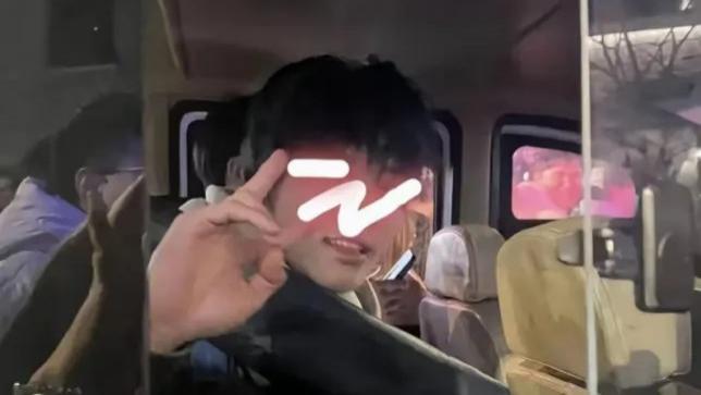 跨年人群里放烟花的活爹，你可真刑