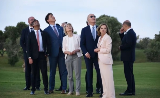 意大利G7峰会观赏空中表演。

德国网民调侃称，朔尔茨没有步调一致。 ​