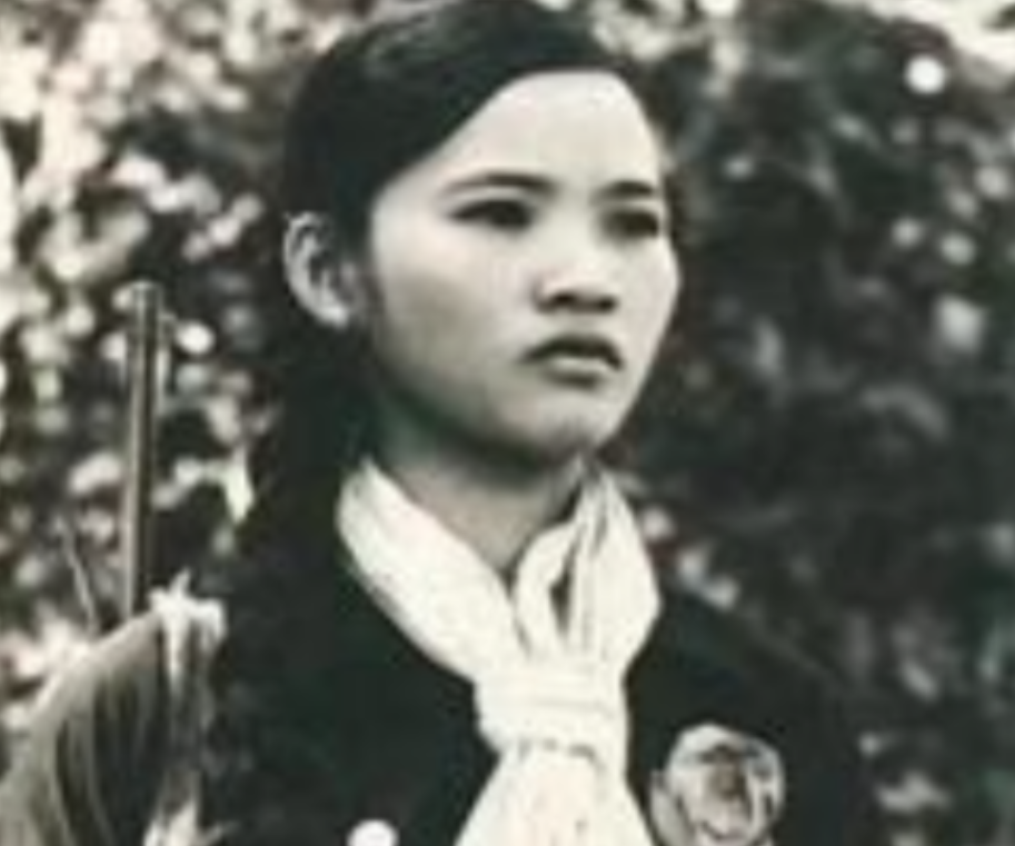 70年代越南，一名身材娇小的北越女子，正蹲在草丛里小解。640米外，一支狙击枪悄