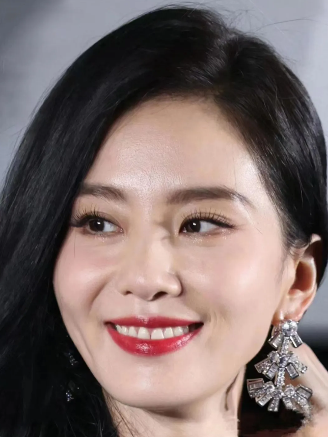 刘诗诗现在状态已经无法营销美貌了，37岁的她脸已经撑不住生图了，法令纹特别严重，