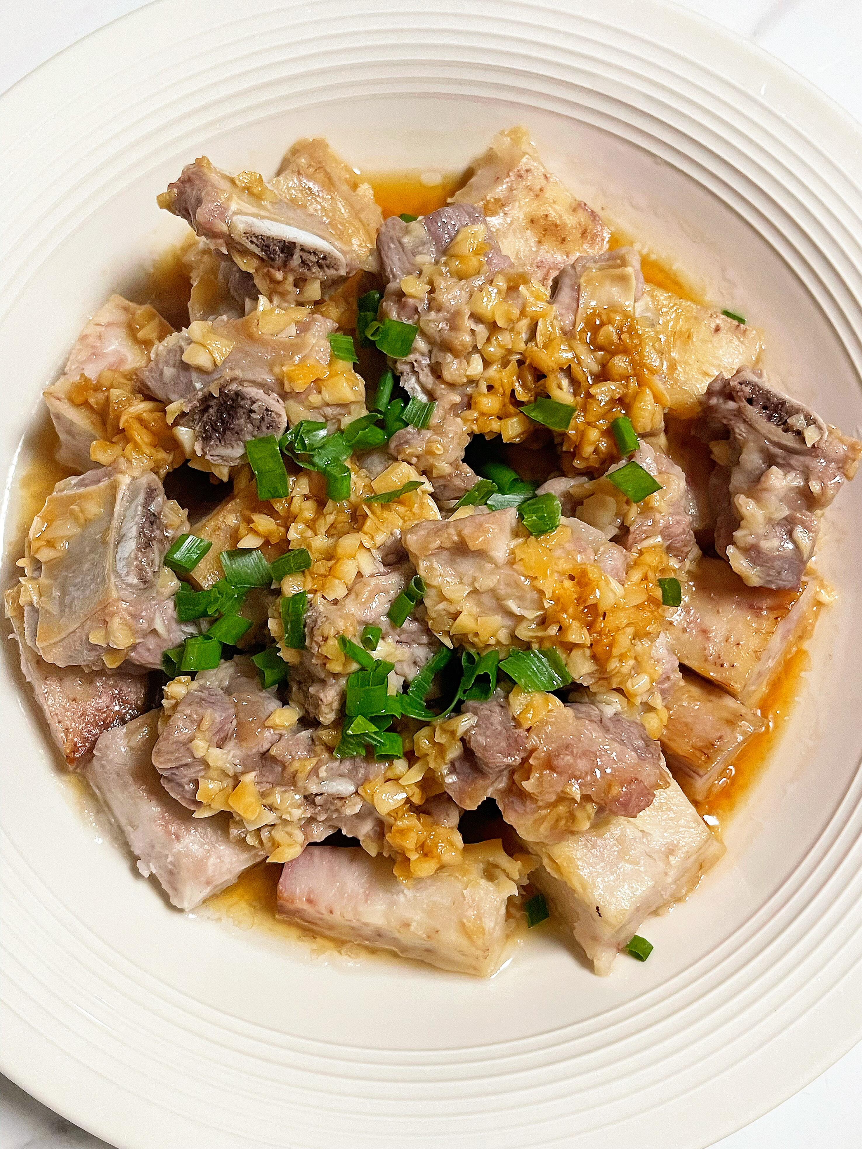 简单又美味的芋头蒸排骨
冬天特别适合吃蒸菜，只需要把食材备好上锅蒸，就可以美美等