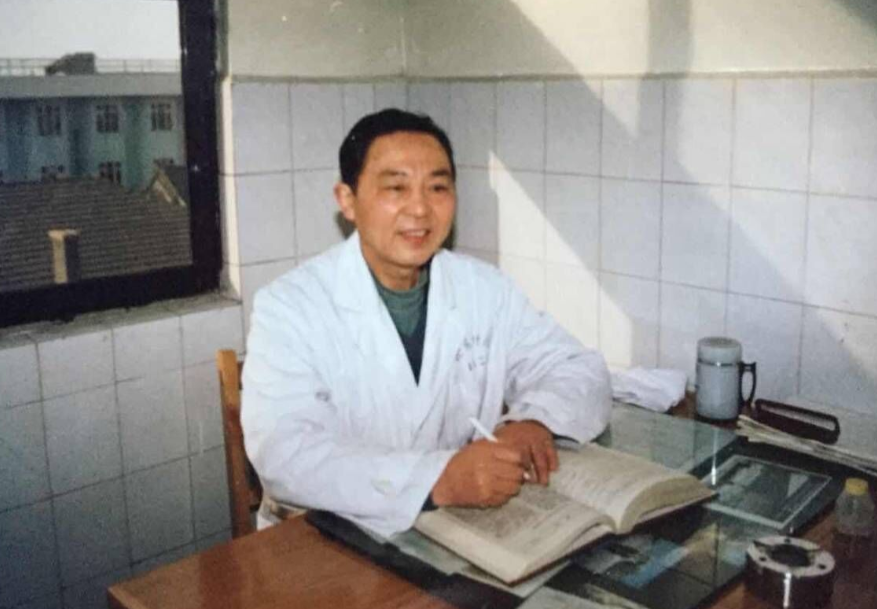 1970年的一天，一位医生在趁妻子去上班，偷偷取下早已准备好的药包，用水煮开后一