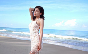 结婚十周年，老公送了九百九十九朵玫瑰铺满了房间所有角落，我却给他发了离婚协议书