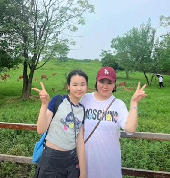 55岁的王小利凭借喜剧舞台与《乡村爱情》系列剧被大众熟知。近日，他11岁小女儿美