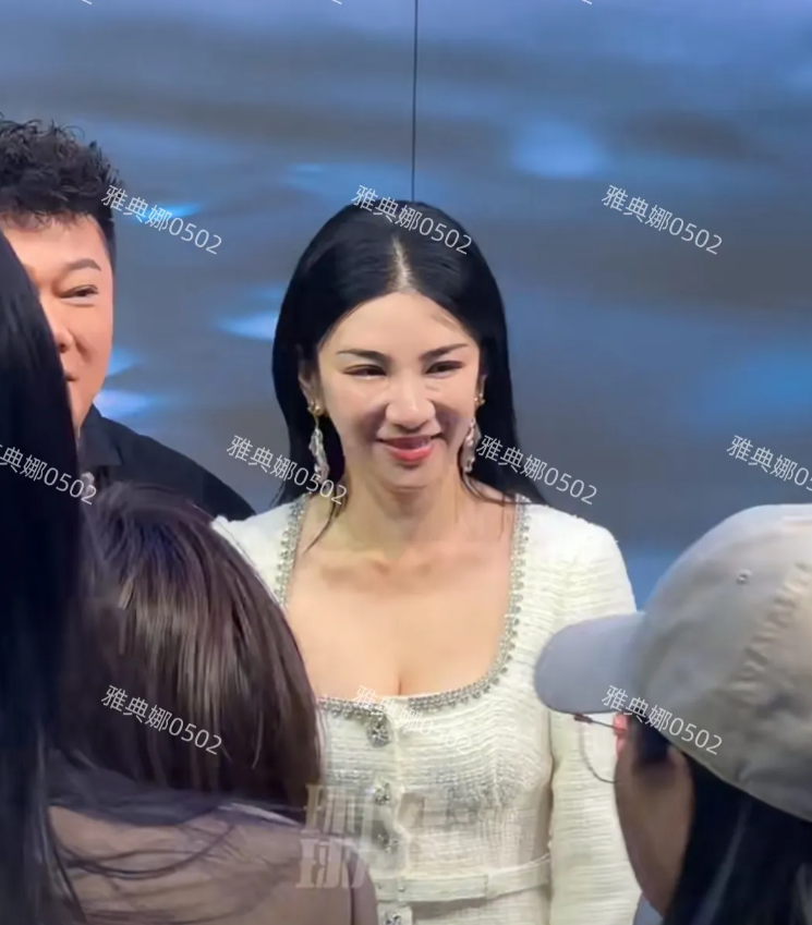 天啊，黄奕的脸怎么僵成这样？
她好可惜啊，当年也是个大美女，演小燕子的时候也十分