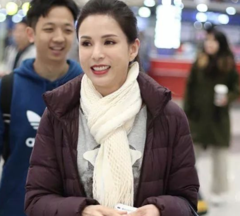 李若彤失恋、失父、无戏拍那 5 年，因为周润发一句话拯救了她。
近日，52 岁的