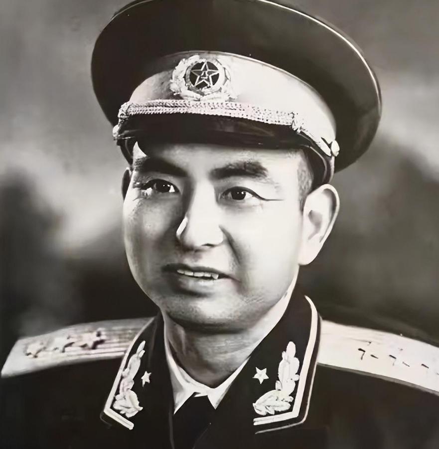 上世纪70年代末，开国上将杨勇在访问英国时遇到了一个“麻烦事”，英方人员在蛋糕上