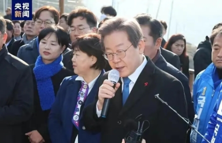 李在明，这位出身平民的政治家，以改革者的姿态挑战了韩国政坛的旧秩序。

他的故事