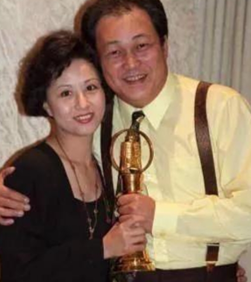 “包拯”金超群患了癌症，手术前对小他23岁的妻子说：我走后你好好地过，找个人改嫁