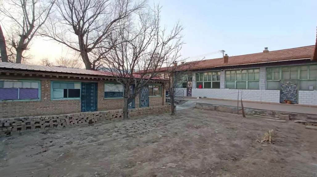 这是我花几万块钱在东北的一个林场买的房子，昨天刚办完手续，今天起个大早，收拾收拾
