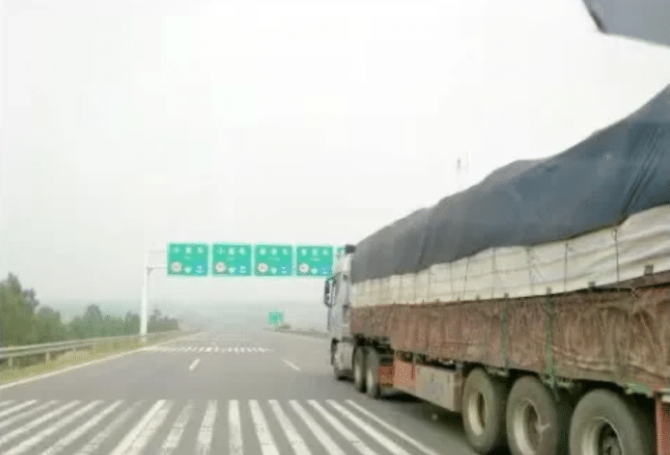 辽宁阜新，男子运来了一车30多吨的焦煤，运费8000多元，谁知一卸完货，货主就扣