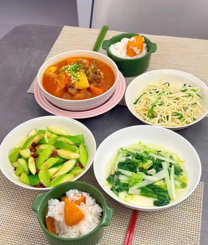 今天我和同事聊天，才知道她和她老公居然没交农村合作医疗，只给两个孩子交了，我问她