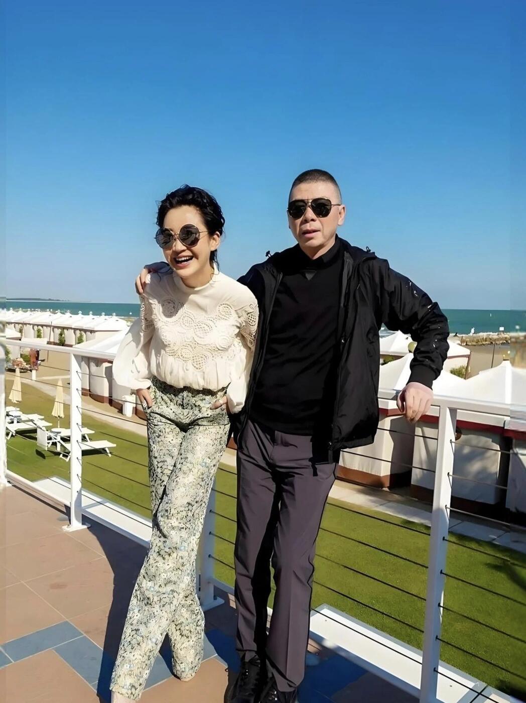 许晴与好友冯小刚的深厚友谊