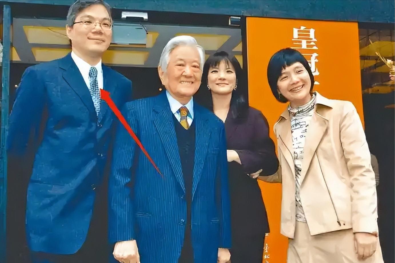 也不能怪平家三子，毕竟自己的生母还活着，他们做任何事都得顾着自己母亲的感受，毕竟