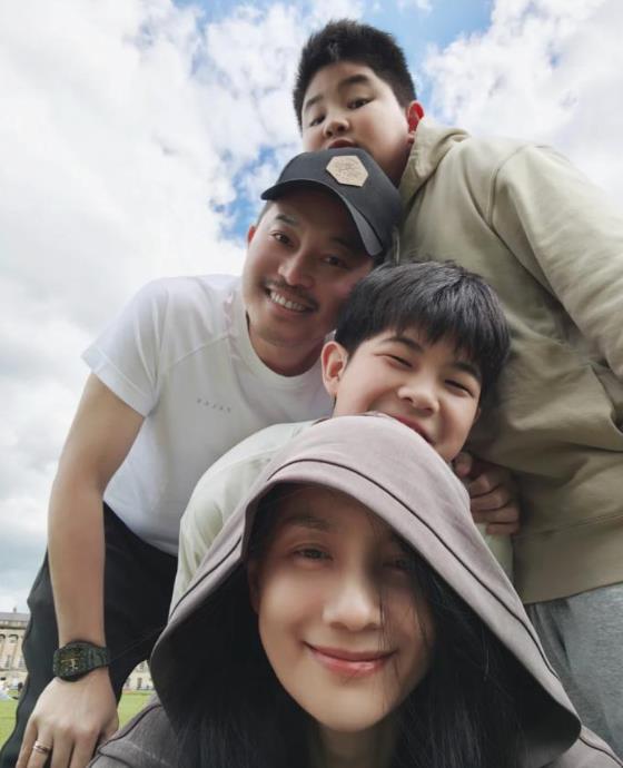 胡可、沙溢皆是深受喜爱的演员，在演艺事业上成果丰硕。近期一家前往墨尔本度假。沙溢