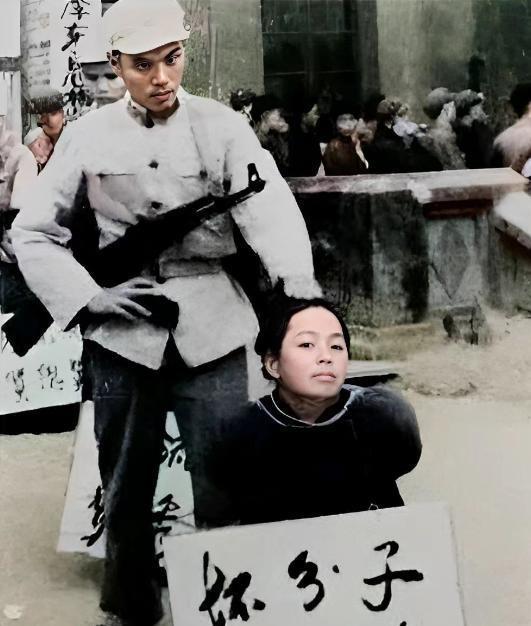这张照片拍摄于1962年，地主婆吕秀英被处决前摄影师按下了快门。从她面前的牌子可